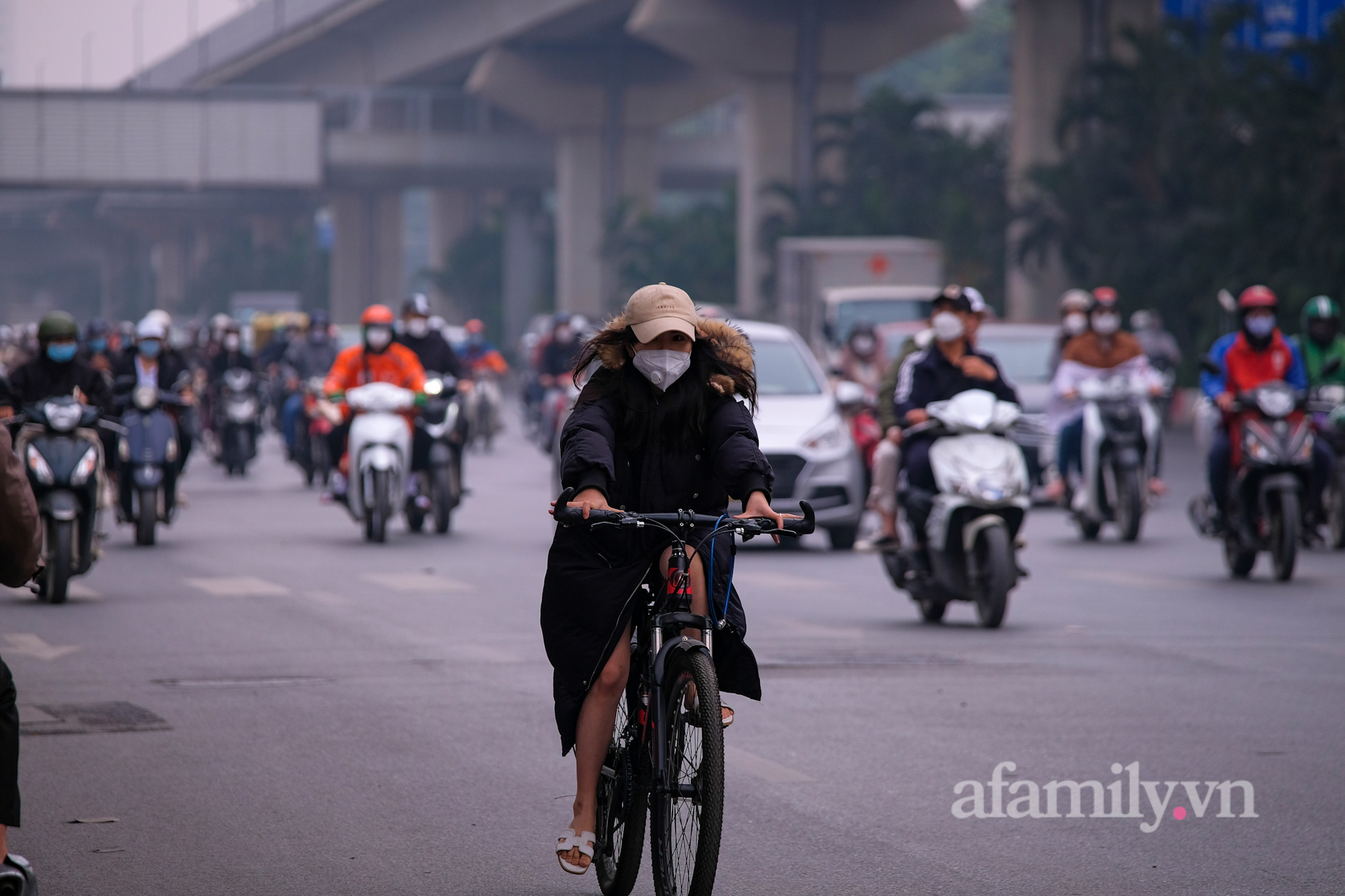 Gần trưa, bầu trời Hà Nội mù mịt, bụi mịn như sương - Ảnh 6.