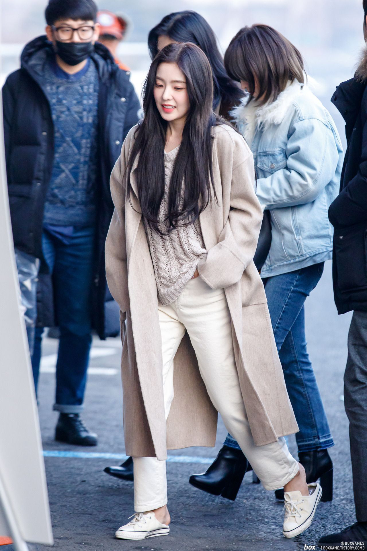 Chị em diện áo khoác dài theo 12 cách mix đơn giản của sao Hàn là sành điệu nức nở - Ảnh 13.