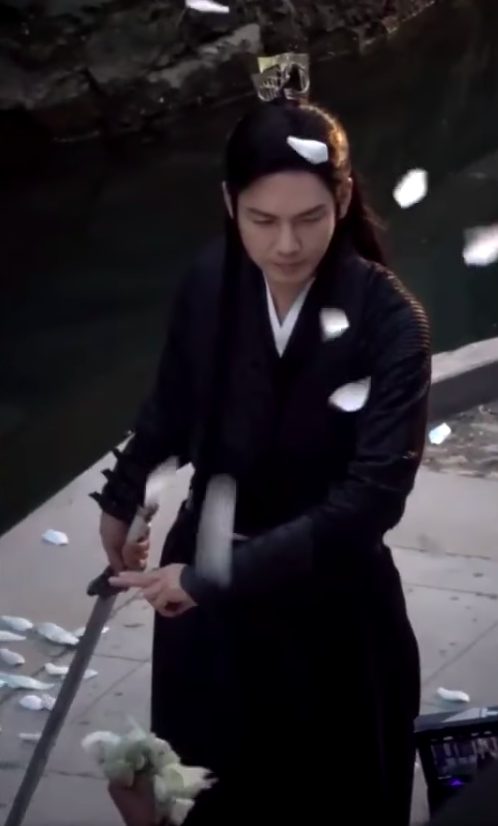 Chung Hán Lương mặc áo đen múa kiếm khoe góc nghiêng đẹp mắt nhưng diện đồ quá giống Dạ Hoa - Triệu Hựu Đình  - Ảnh 3.