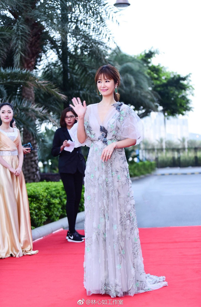 Mặc chiếc quần quét sạch đất trong thiên hạ, Lâm Tâm Như giữ vững danh hiệu thảm hoạ thời trang sau cả chục năm - Ảnh 6. Mặc chiếc quần quét sạch đất trong thiên hạ, Lâm Tâm Như giữ vững danh hiệu thảm hoạ thời trang sau cả chục năm - Ảnh 6.