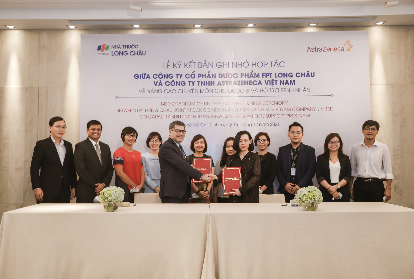 Nhà thuốc FPT Long Châu ký kết hợp tác với AstraZeneca - Ảnh 1.