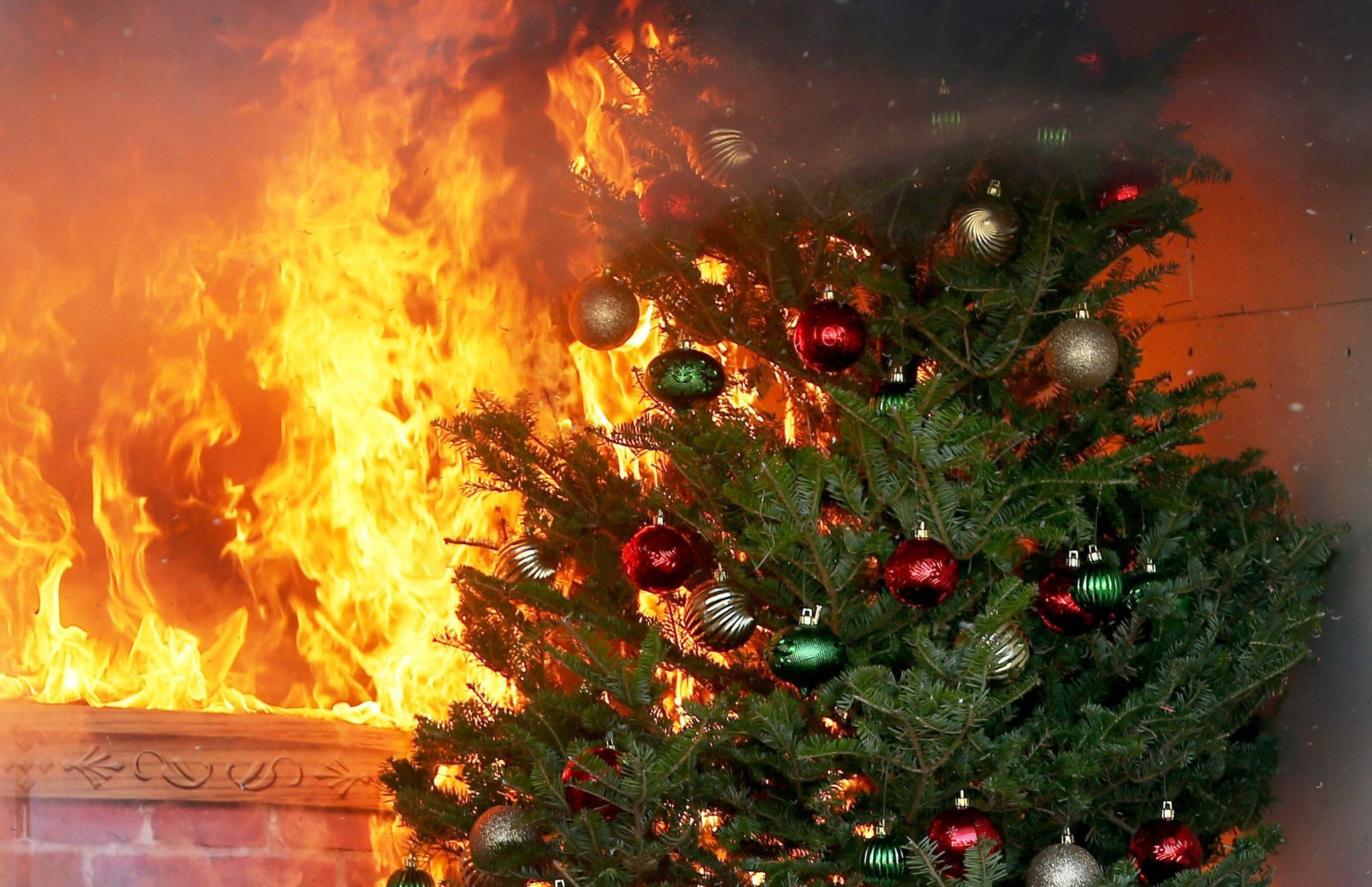 Kinh hoàng cảnh cây thông Noel bốc cháy ngùn ngụt trong nhà