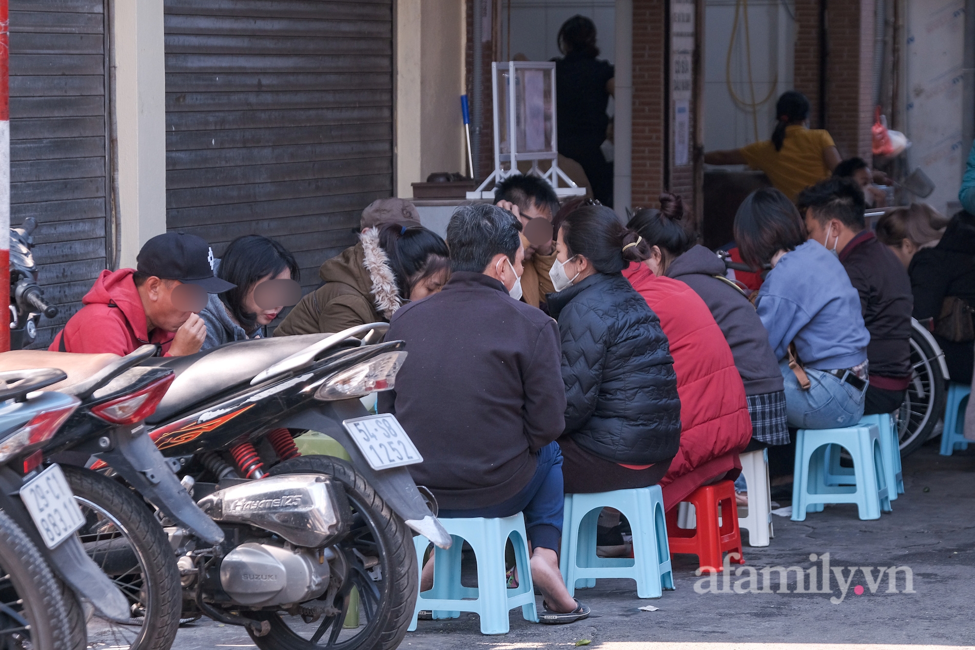 Ảnh: Hàng ăn uống, hoạt động không thiết yếu tại 2 quận trung tâm Hà Nội trước giờ tạm dừng - Ảnh 6.