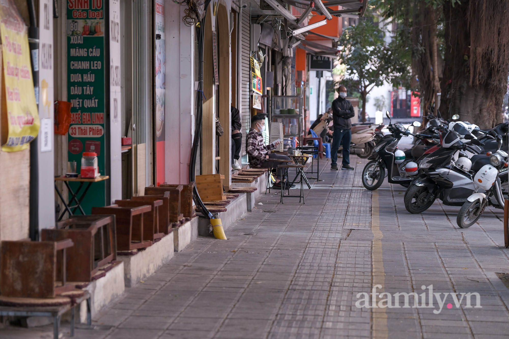 Ảnh: Hàng ăn uống, hoạt động không thiết yếu tại 2 quận trung tâm Hà Nội trước giờ tạm dừng - Ảnh 7.