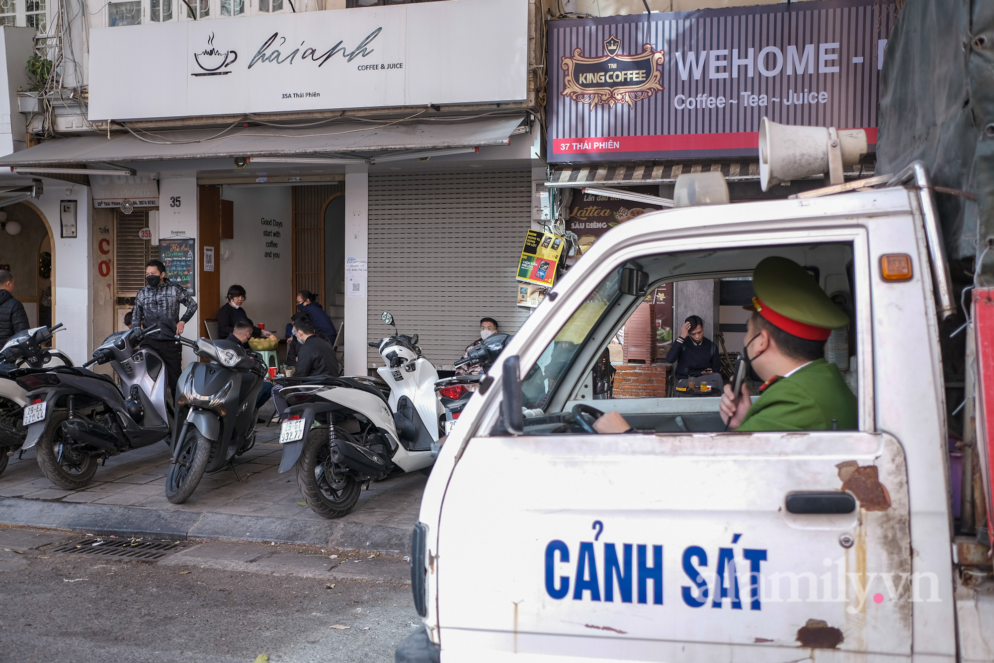 Ảnh: Hàng ăn uống, hoạt động không thiết yếu tại 2 quận trung tâm Hà Nội trước giờ tạm dừng - Ảnh 12.