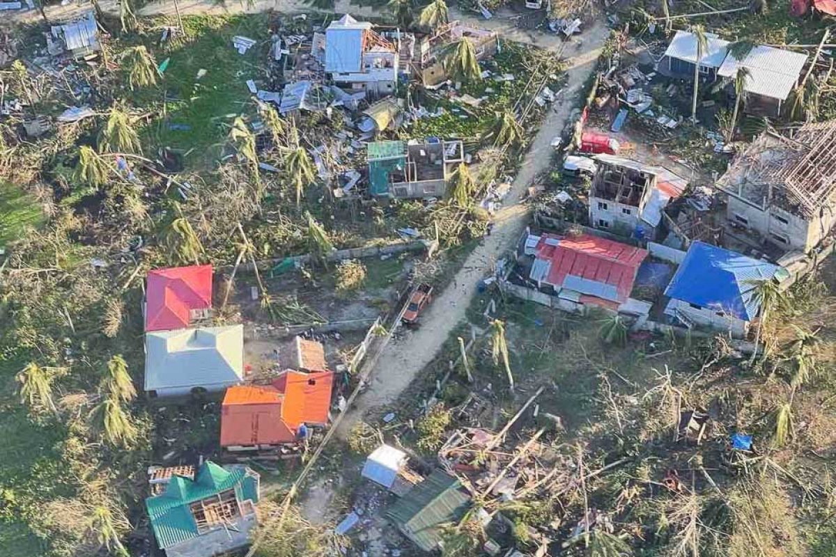 Philippines đối mặt “thảm họa kép”: Siêu bão Rai và nguy cơ bùng phát Covid-19 - Ảnh 1.