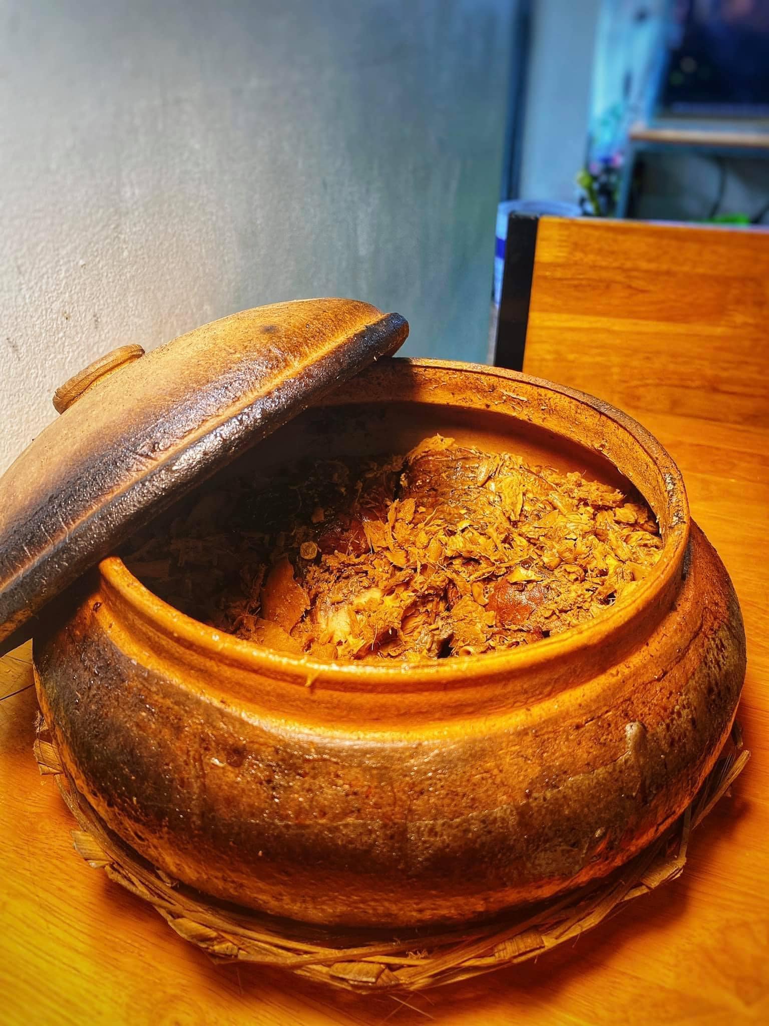 9X chỉ c&aacute;ch kho c&aacute; ngon của l&agrave;ng Vũ Đại, h&oacute;a ra b&iacute; k&iacute;p đặc biệt lại kh&ocirc;ng nằm ở gia vị c&aacute;c chị em ạ - Ảnh 14.