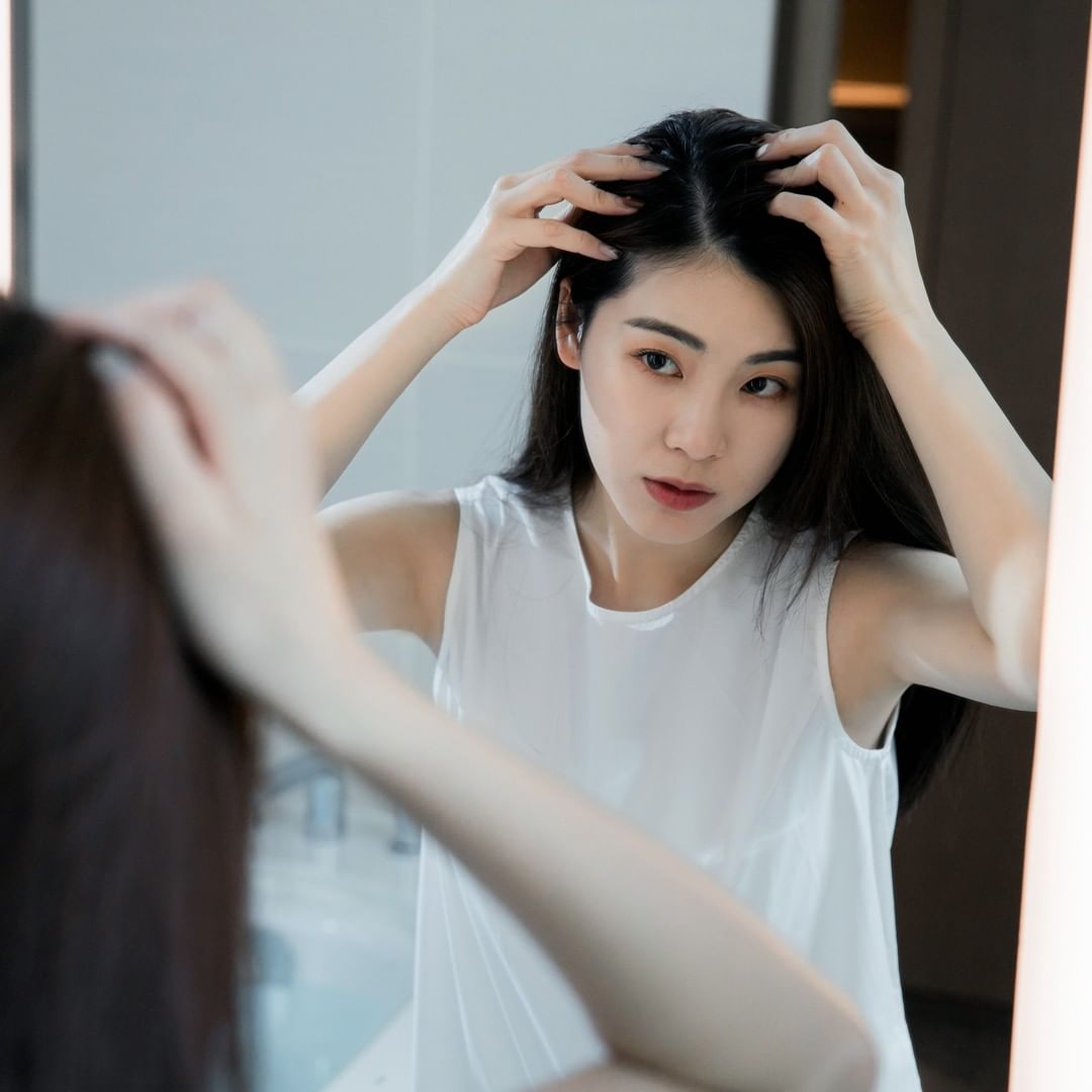 Chuyên gia Nhật hé lộ 5 độc chiêu chăm sóc tóc mùa lạnh, nhất là chiêu giảm 1/2 dầu gội ít người biết - Ảnh 1.