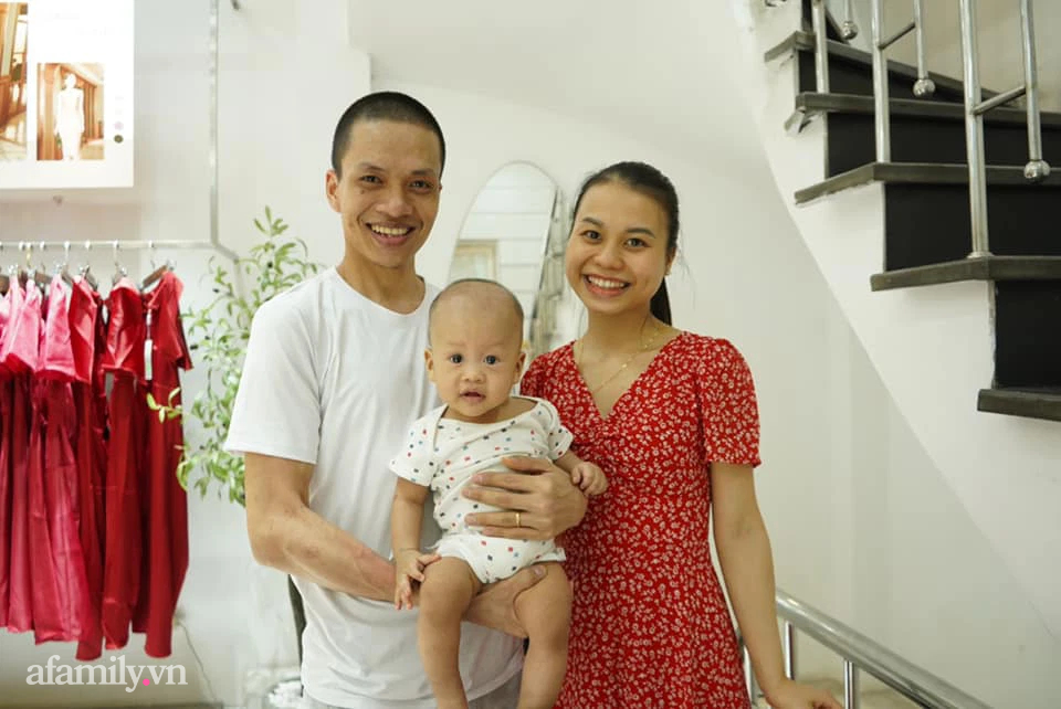 Vợ chồng "chú lính chì" mỗi người chỉ có 1 chân: Con trai đã 1 tuổi, sẽ suy nghĩ về việc có thêm em bé - Ảnh 1. Vợ chồng "chú lính chì" mỗi người chỉ có 1 chân: Con trai đã 1 tuổi, sẽ suy nghĩ về việc có thêm em bé - Ảnh 1.