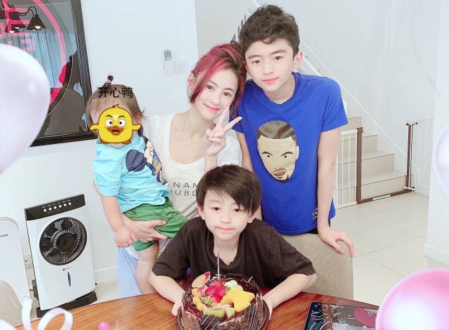 Trương Bá Chi bị hỏi con trai thứ ba sẽ gọi Tạ Đình Phong là gì, câu trả lời của cô khiến netizen bất ngờ - Ảnh 6. Trương Bá Chi bị hỏi con trai thứ ba sẽ gọi Tạ Đình Phong là gì, câu trả lời của cô khiến netizen bất ngờ - Ảnh 6.
