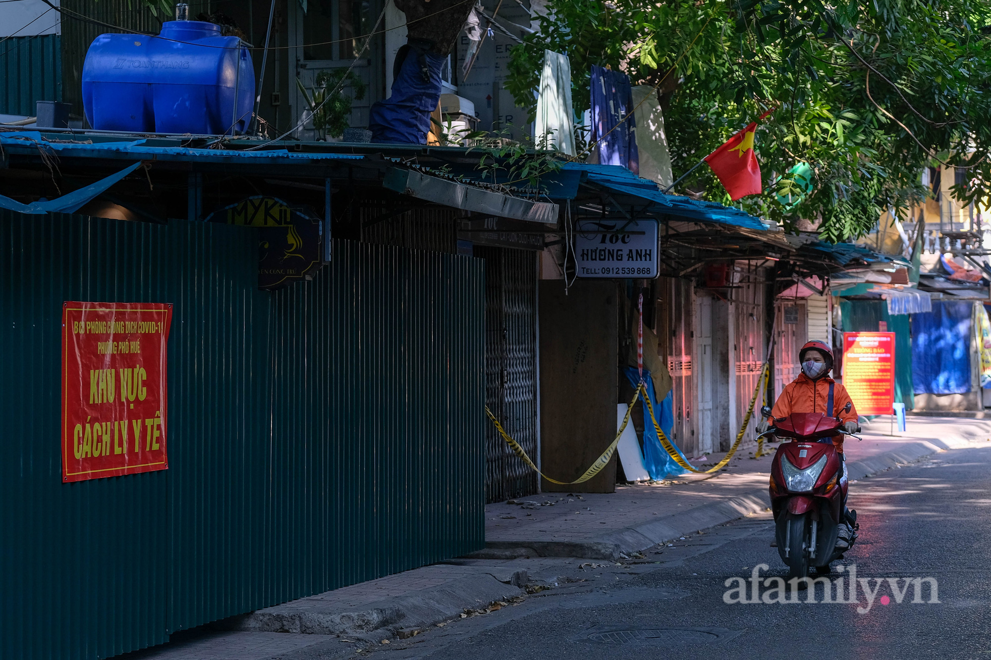 Hà Nội: Dựng rào cứng 2 mét phong tỏa cụm dân cư tập thể Nguyễn Công Trứ liên quan đến 57 ca mắc COVID-19 - Ảnh 5.