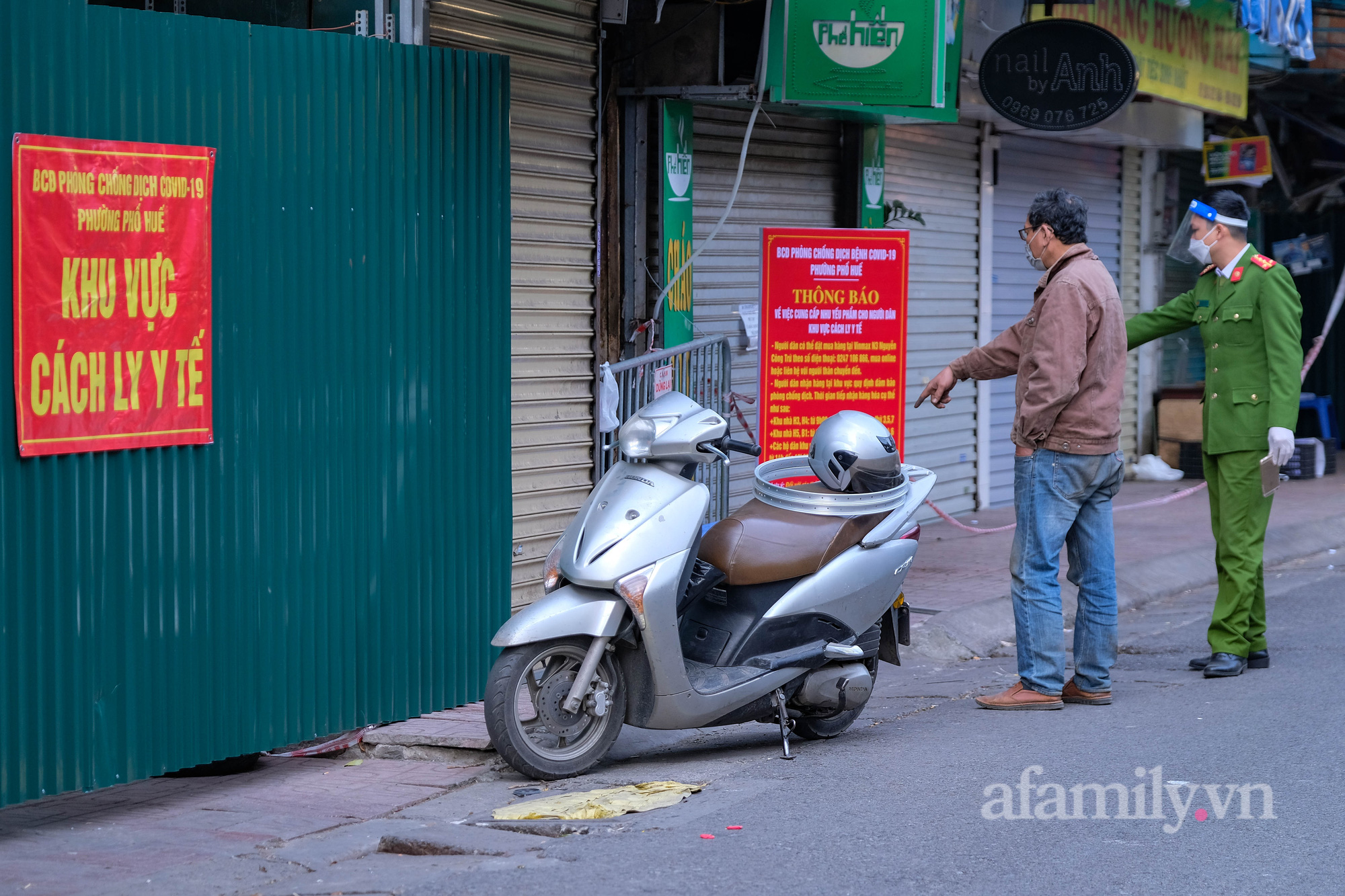 Hà Nội: Dựng rào cứng 2 mét phong tỏa cụm dân cư tập thể Nguyễn Công Trứ liên quan đến 57 ca mắc COVID-19 - Ảnh 10.