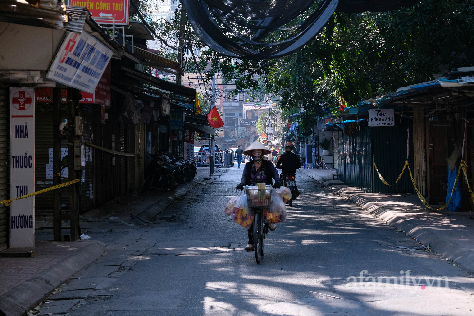 Hà Nội: Dựng rào cứng 2 mét phong tỏa cụm dân cư tập thể Nguyễn Công Trứ liên quan đến 57 ca mắc COVID-19 - Ảnh 11.