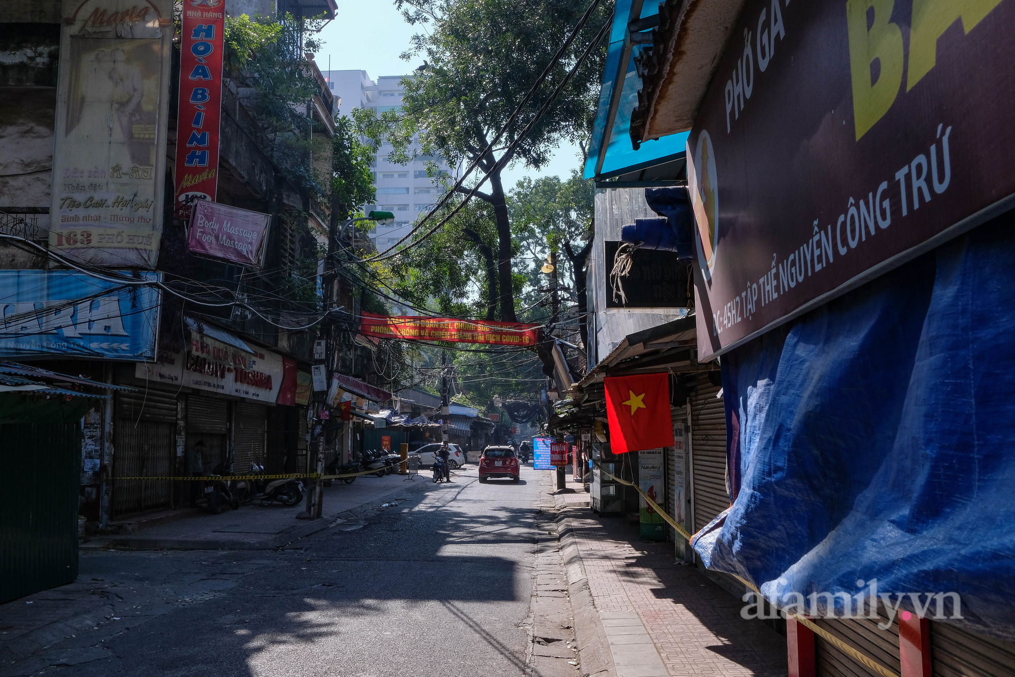 Hà Nội: Dựng rào cứng 2 mét phong tỏa cụm dân cư tập thể Nguyễn Công Trứ liên quan đến 57 ca mắc COVID-19 - Ảnh 14.