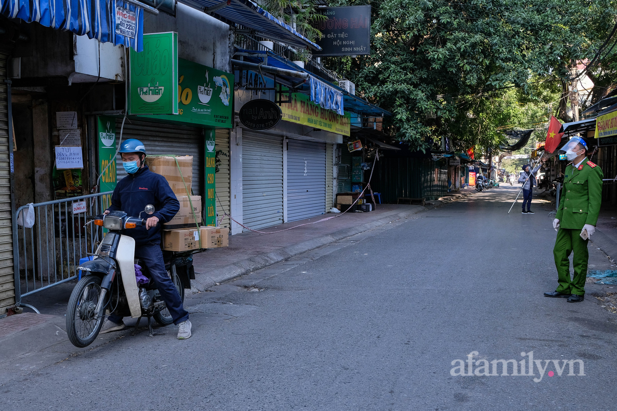 Hà Nội: Dựng rào cứng 2 mét phong tỏa cụm dân cư tập thể Nguyễn Công Trứ liên quan đến 57 ca mắc COVID-19 - Ảnh 15.