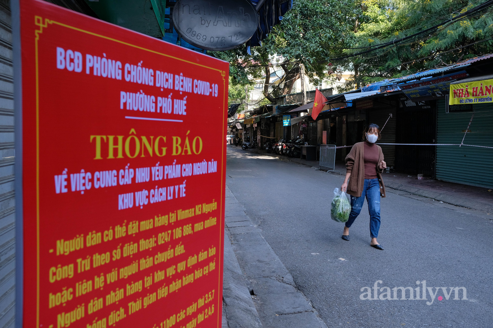 Hà Nội: Dựng rào cứng 2 mét phong tỏa cụm dân cư tập thể Nguyễn Công Trứ liên quan đến 57 ca mắc COVID-19 - Ảnh 16.