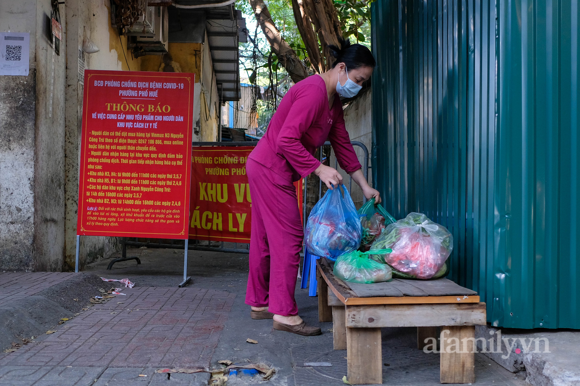 Hà Nội: Dựng rào cứng 2 mét phong tỏa cụm dân cư tập thể Nguyễn Công Trứ liên quan đến 57 ca mắc COVID-19 - Ảnh 17.