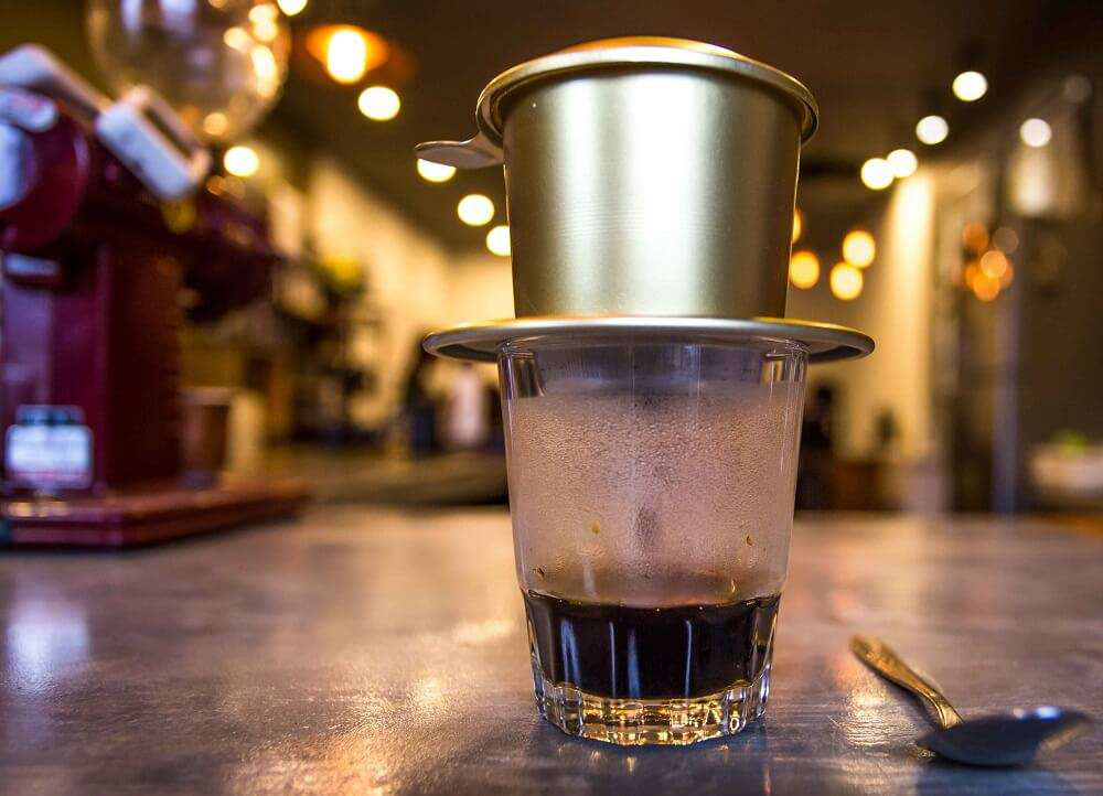 Giữa bao nhiêu phong cách thưởng thức, cà phê phin vẫn là “chân ái” của nhiều người Việt - Ảnh 1.
