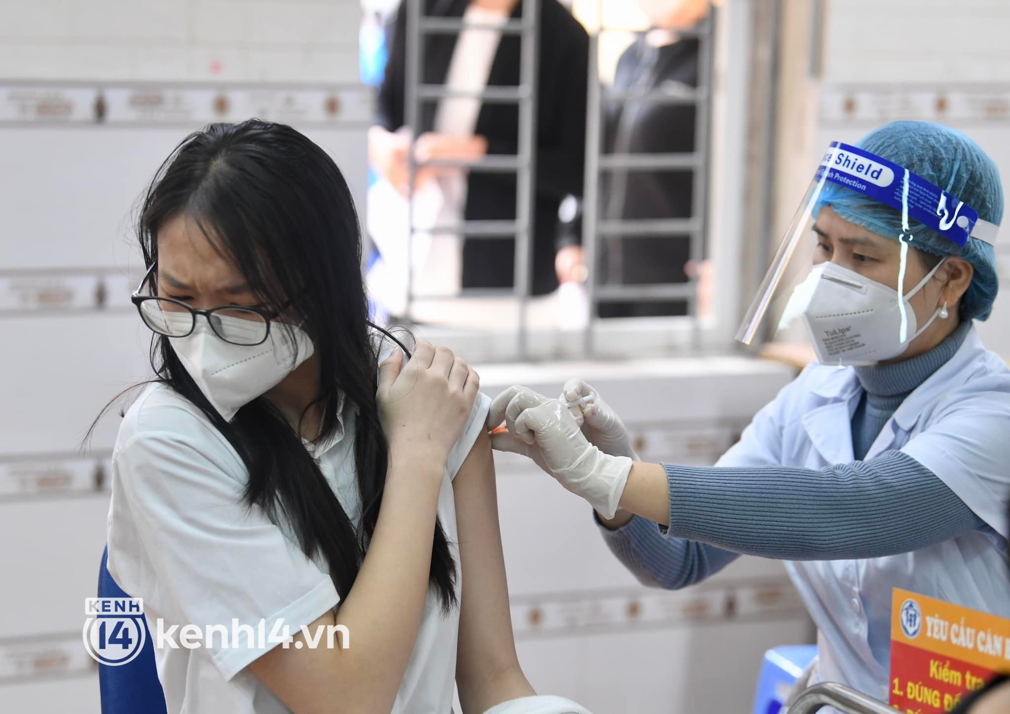 17 học sinh Thanh Hóa phản ứng nặng sau tiêm vaccine Covid-19, tạm dừng tiêm 2 lô vaccine gia hạn - Ảnh 1.