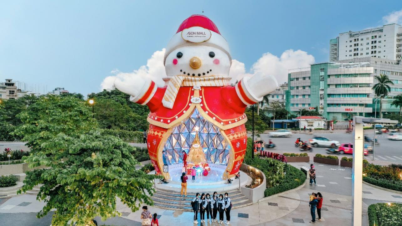 Người tuyết khổng lồ “hạ cánh” AEON MALL Hải Phòng Lê Chân đón Giáng Sinh cùng thành phố Cảng - Ảnh 1.