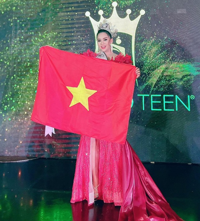 Đại diện Việt Nam 14 tuổi Vũ Huyền Diệu đăng quang Miss Eco Teen International - Ảnh 2.
