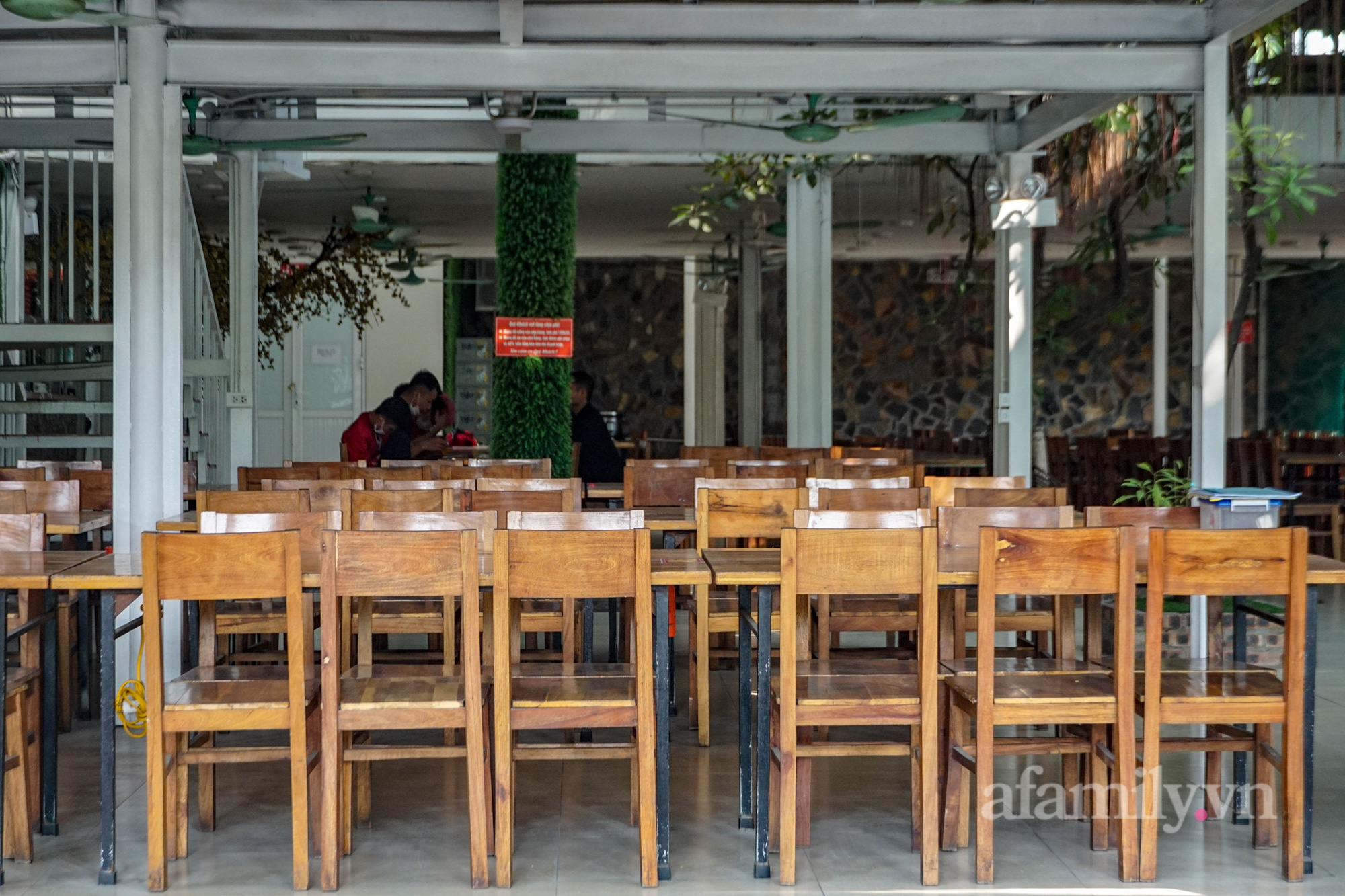 Hàng loạt cơ sở kinh doanh ăn uống ở “vùng cam” Hà Nội trước nỗi lo mất Tết, càng cố cầm cự càng lỗ vốn - Ảnh 2.