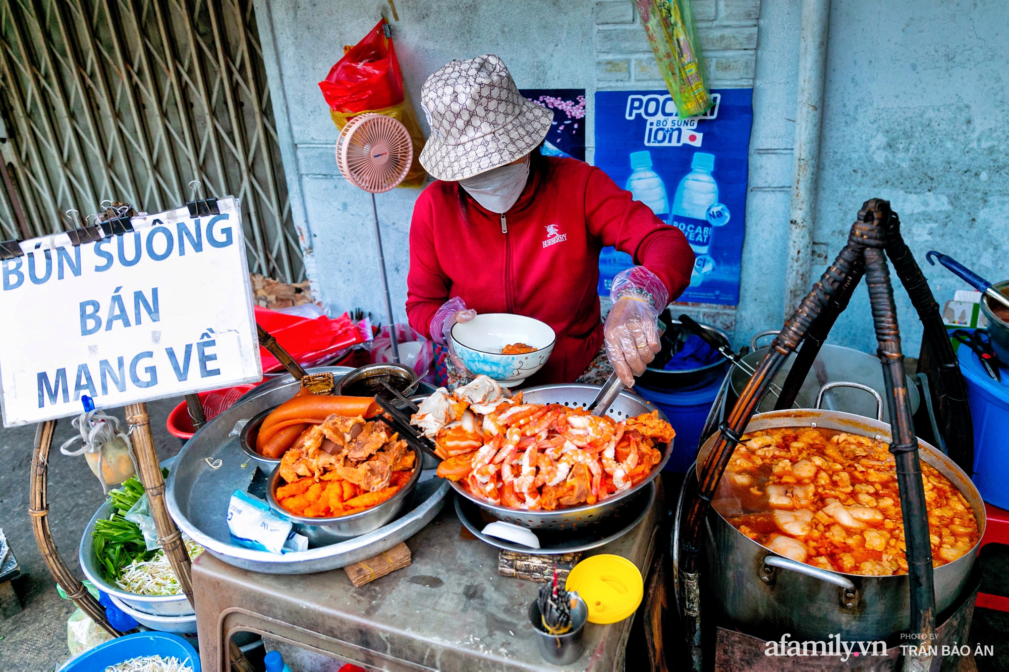 Gánh bún suông cực hiếm ở Sài Gòn truyền nhau đến 3 đời và lời đồn nấu bún từ con đuông khiến nhiều người cực tò mò - Ảnh 1.