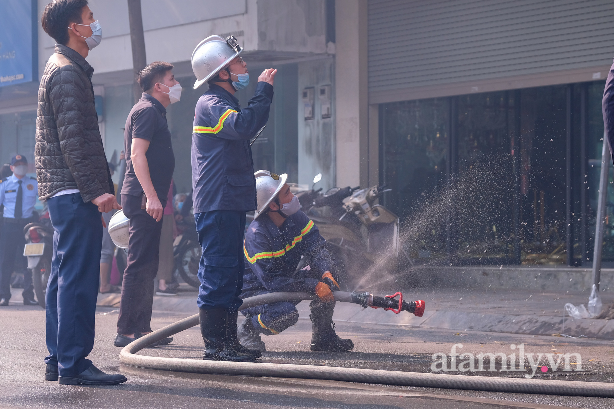 Hà Nội: Cháy nhà dân lan sang chi nhánh ngân hàng giữa trưa, hàng chục nhân viên hoảng loạn bỏ chạy thoát thân - Ảnh 3.