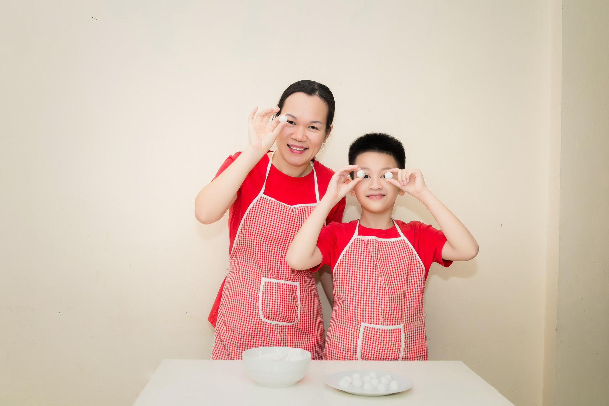 Chuyện miếng chả, cây xúc xích: Không chỉ cứu cánh gia đình thời dịch mà còn là câu chuyện vào bếp gắn kết gia đình - Ảnh 1. Chuyện miếng chả, cây xúc xích: Không chỉ cứu cánh gia đình thời dịch mà còn là câu chuyện vào bếp gắn kết gia đình - Ảnh 1.