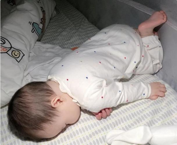 5 thói quen sai lầm khi dỗ trẻ ngủ không những khiến trẻ sơ sinh khó ngủ mà còn ảnh hưởng tới não - Ảnh 3.