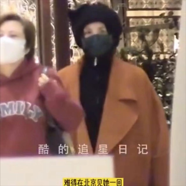 Vương Phi bị bắt gặp đi dạo phố cùng trai trẻ khi còn đang mặn nồng với Tạ Đình Phong - Ảnh 1. Vương Phi bị bắt gặp đi dạo phố cùng trai trẻ khi còn đang mặn nồng với Tạ Đình Phong - Ảnh 1.