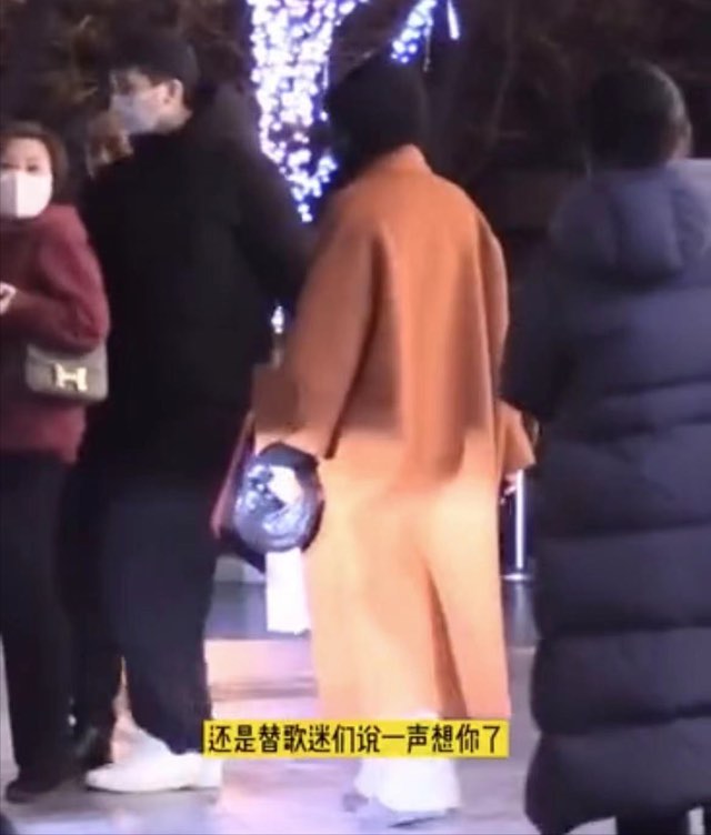 Vương Phi bị bắt gặp đi dạo phố cùng trai trẻ khi còn đang mặn nồng với Tạ Đình Phong - Ảnh 3. Vương Phi bị bắt gặp đi dạo phố cùng trai trẻ khi còn đang mặn nồng với Tạ Đình Phong - Ảnh 3.