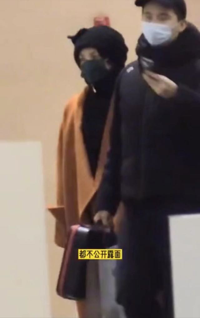 Vương Phi bị bắt gặp đi dạo phố cùng trai trẻ khi còn đang mặn nồng với Tạ Đình Phong - Ảnh 5. Vương Phi bị bắt gặp đi dạo phố cùng trai trẻ khi còn đang mặn nồng với Tạ Đình Phong - Ảnh 5.