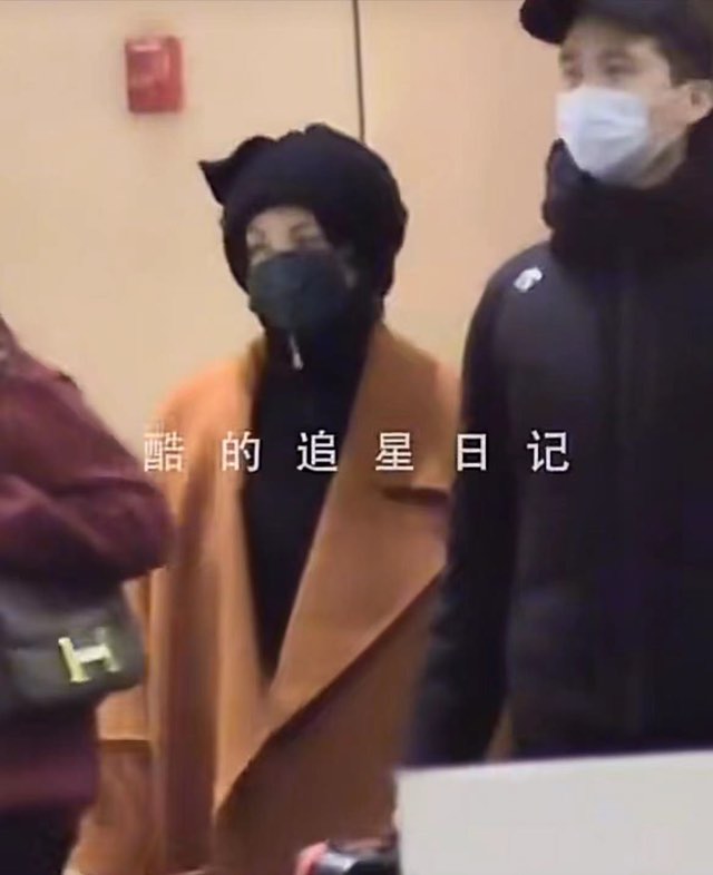 Vương Phi bị bắt gặp đi dạo phố cùng trai trẻ khi còn đang mặn nồng với Tạ Đình Phong - Ảnh 6. Vương Phi bị bắt gặp đi dạo phố cùng trai trẻ khi còn đang mặn nồng với Tạ Đình Phong - Ảnh 6.