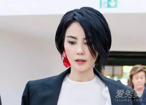 Vương Phi bị bắt gặp đi dạo phố cùng trai trẻ khi còn đang mặn nồng với Tạ Đình Phong - Ảnh 10. Vương Phi bị bắt gặp đi dạo phố cùng trai trẻ khi còn đang mặn nồng với Tạ Đình Phong - Ảnh 10.