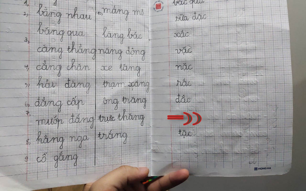 Mẹ yêu cầu tìm từ ghép với vần &quot;Ăc&quot;, con trai viết ngay 1 từ khiến mẹ mắc cỡ lấy bút xóa vội, bố đứng cạnh cũng đỏ mặt tía tai