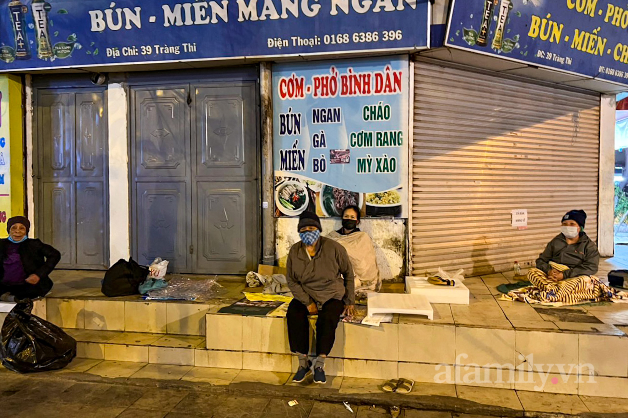 Ổ bánh mì, đôi găng tay tình người sưởi ấm đêm lạnh Hà Nội mùa Giáng sinh - Ảnh 10.