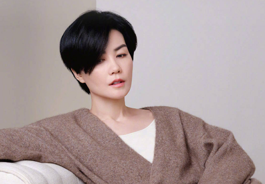 Vương Phi bị bắt gặp đi dạo phố cùng trai trẻ khi còn đang mặn nồng với Tạ Đình Phong - Ảnh 7. Vương Phi bị bắt gặp đi dạo phố cùng trai trẻ khi còn đang mặn nồng với Tạ Đình Phong - Ảnh 7.