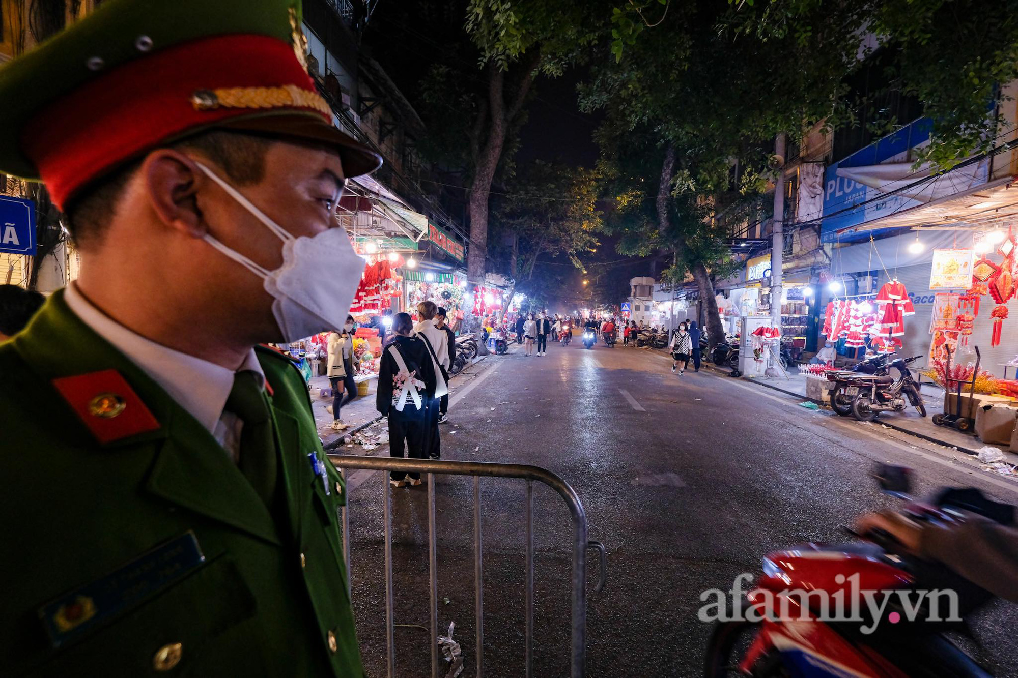 Hà Nội vừa ghi nhận số F0 cao nhất từ trước đến nay, người dân vẫn đổ xô lên Hàng Mã, Nhà thờ Lớn vui chơi Giáng sinh, nhiều nơi tắc đường  - Ảnh 4.