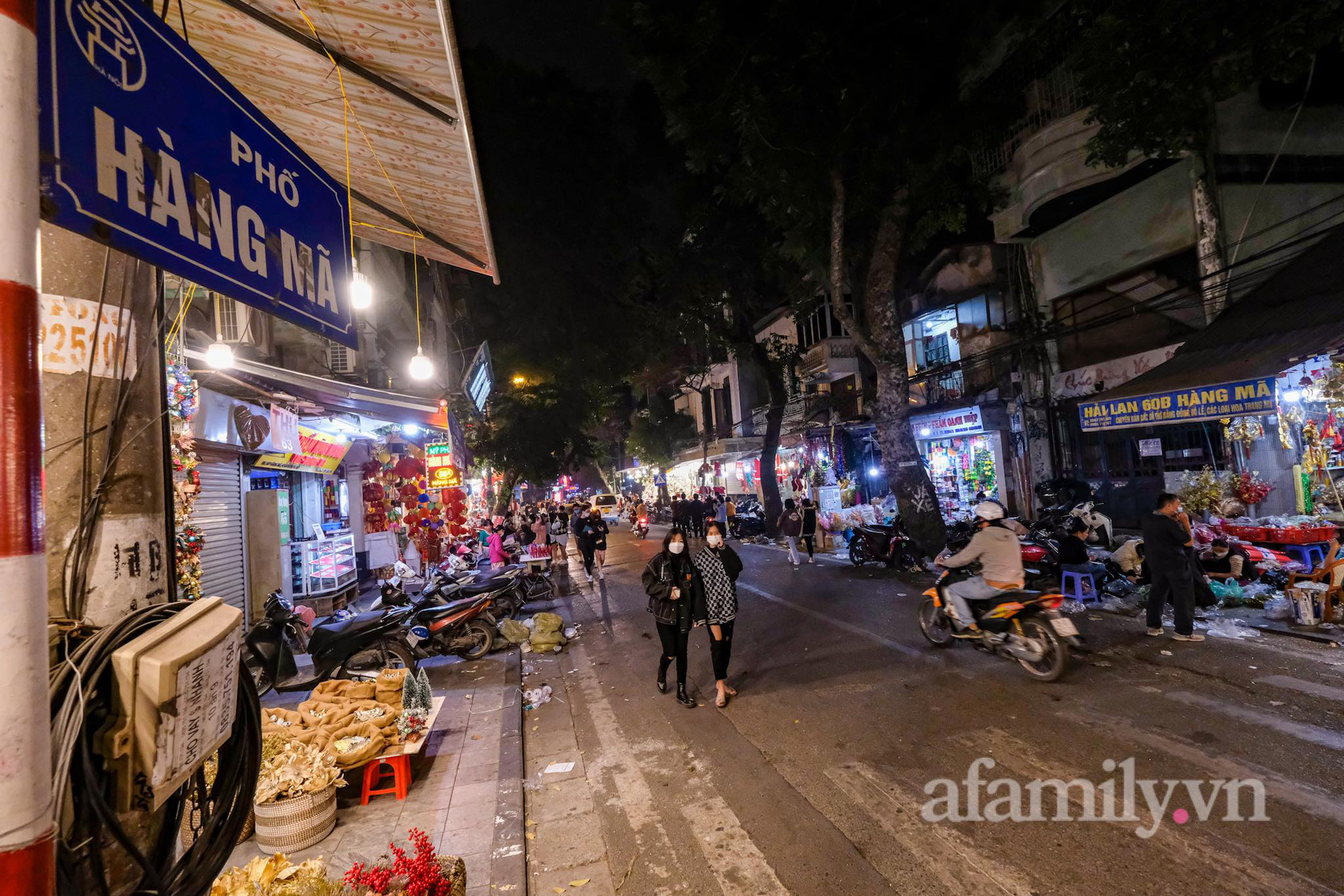 Hà Nội vừa ghi nhận số F0 cao nhất từ trước đến nay, người dân vẫn đổ xô lên Hàng Mã, Nhà thờ Lớn vui chơi Giáng sinh, nhiều nơi tắc đường  - Ảnh 2.