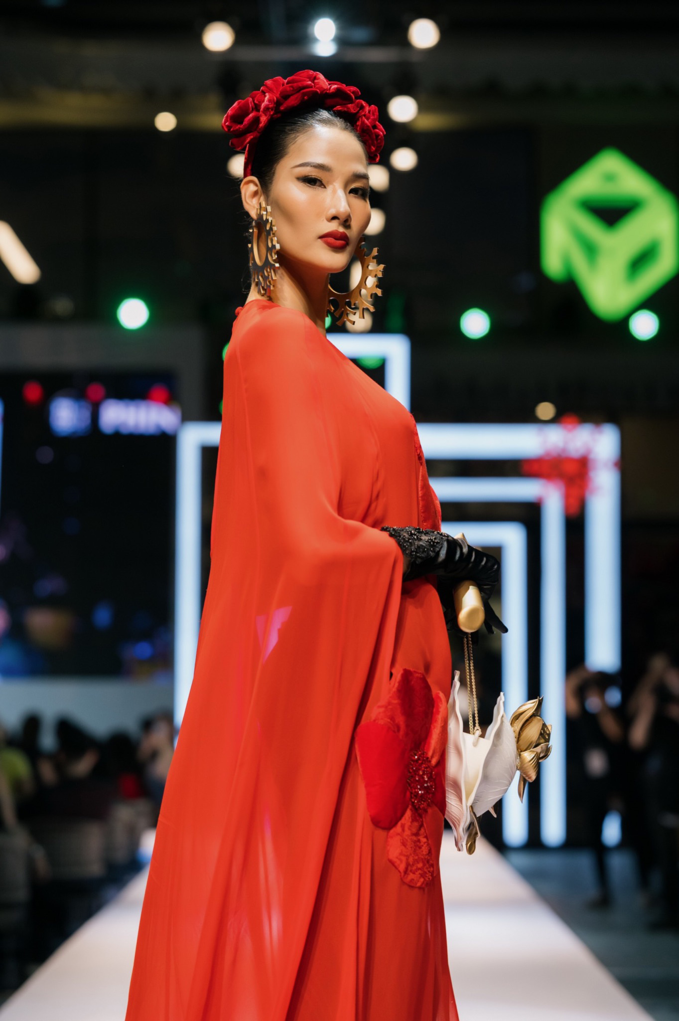 VIFF 2021: Giới mộ điệu hòa mình vào thời trang và âm nhạc đầy tuyệt vời tại sân khấu ngoài trời - Ảnh 1. VIFF 2021: Giới mộ điệu hòa mình vào thời trang và âm nhạc đầy tuyệt vời tại sân khấu ngoài trời - Ảnh 1.