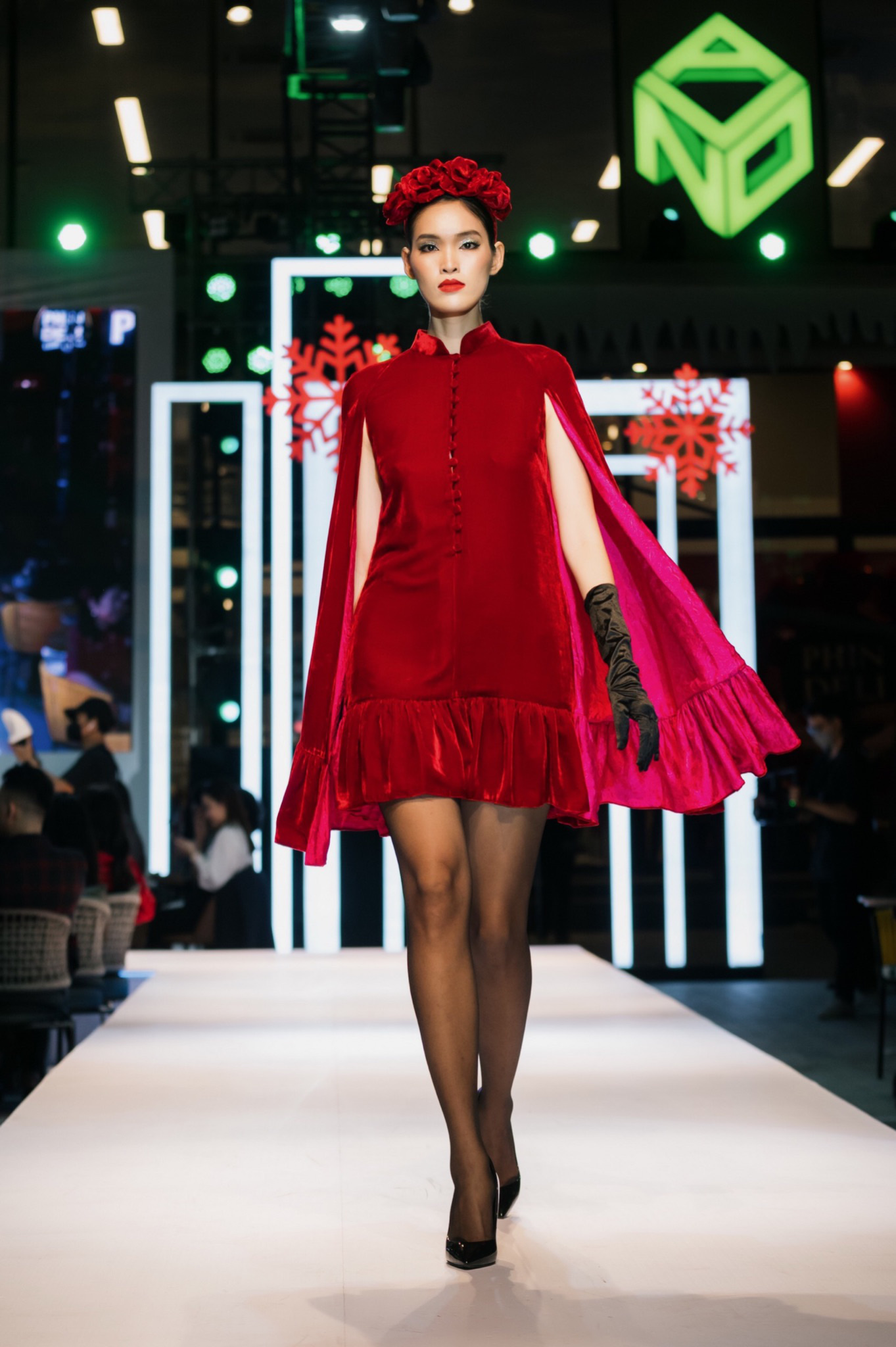 VIFF 2021: Giới mộ điệu hòa mình vào thời trang và âm nhạc đầy tuyệt vời tại sân khấu ngoài trời - Ảnh 3. VIFF 2021: Giới mộ điệu hòa mình vào thời trang và âm nhạc đầy tuyệt vời tại sân khấu ngoài trời - Ảnh 3.