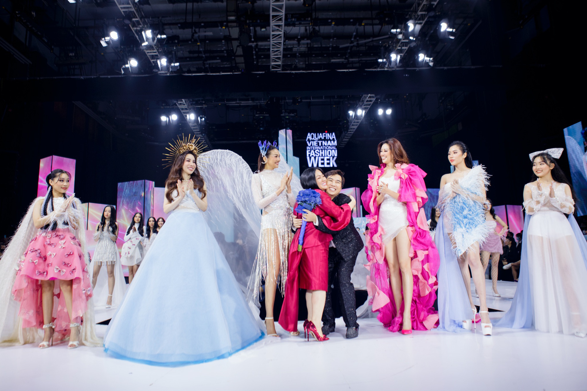 Hoa hậu Áo dài Hoàng Dung catwalk mở màn tại Vietnam International Fashion Week 2021 - Ảnh 3.