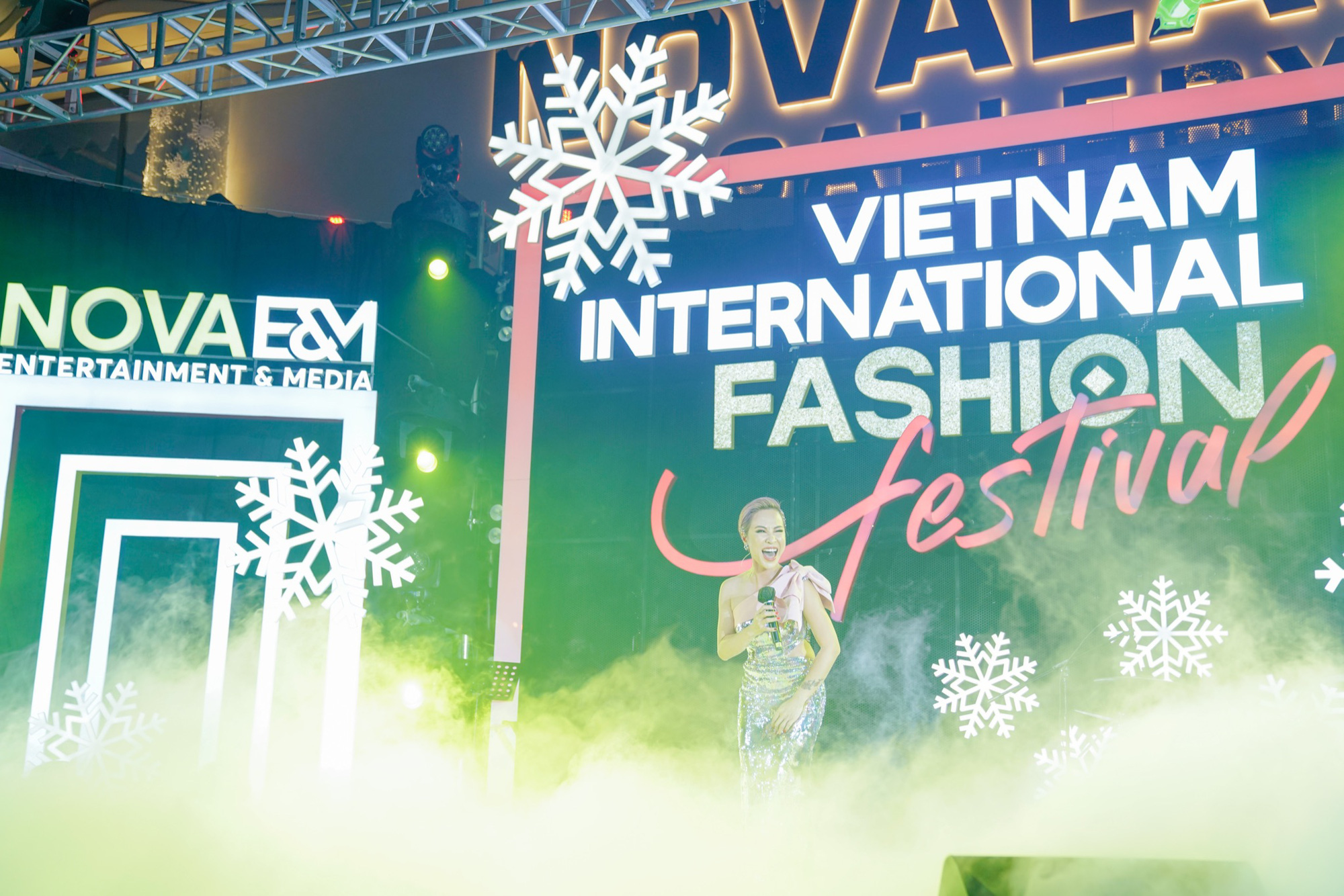 VIFF 2021: Giới mộ điệu hòa mình vào thời trang và âm nhạc đầy tuyệt vời tại sân khấu ngoài trời - Ảnh 5. VIFF 2021: Giới mộ điệu hòa mình vào thời trang và âm nhạc đầy tuyệt vời tại sân khấu ngoài trời - Ảnh 5.