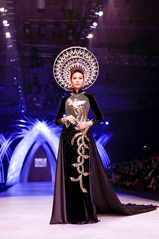 Siêu mẫu nọ catwalk như cành đào trước gió ở VIFW, sau cùng bị netizen mắng liên hồi - Ảnh 8.