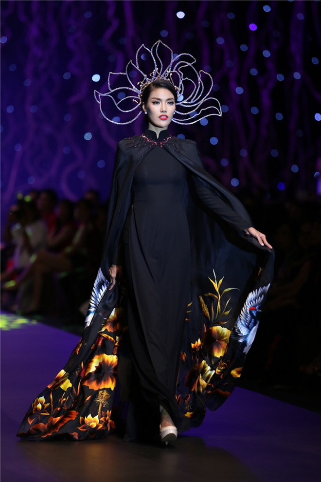 Siêu mẫu nọ catwalk như cành đào trước gió ở VIFW, sau cùng bị netizen mắng liên hồi - Ảnh 8.