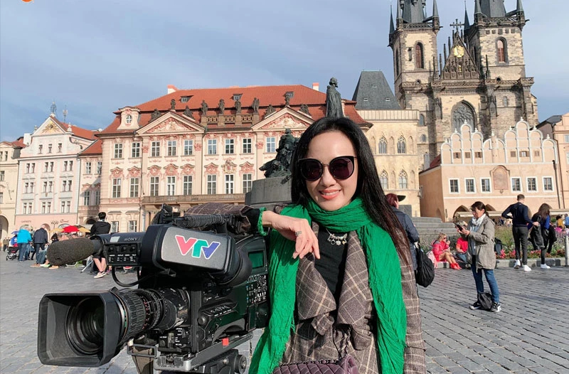 Nh&igrave;n lại h&agrave;nh tr&igrave;nh hơn 14 năm của BTV Ho&agrave;i Anh trước khi rời Thời sự 19h của VTV  - Ảnh 3.