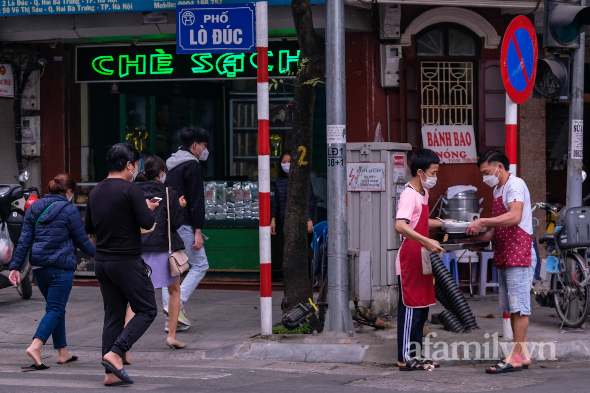 Quán phở nổi tiếng Hà Nội bê phở từ “vùng cam” sang “vùng vàng” bán cho khách - Ảnh 12.