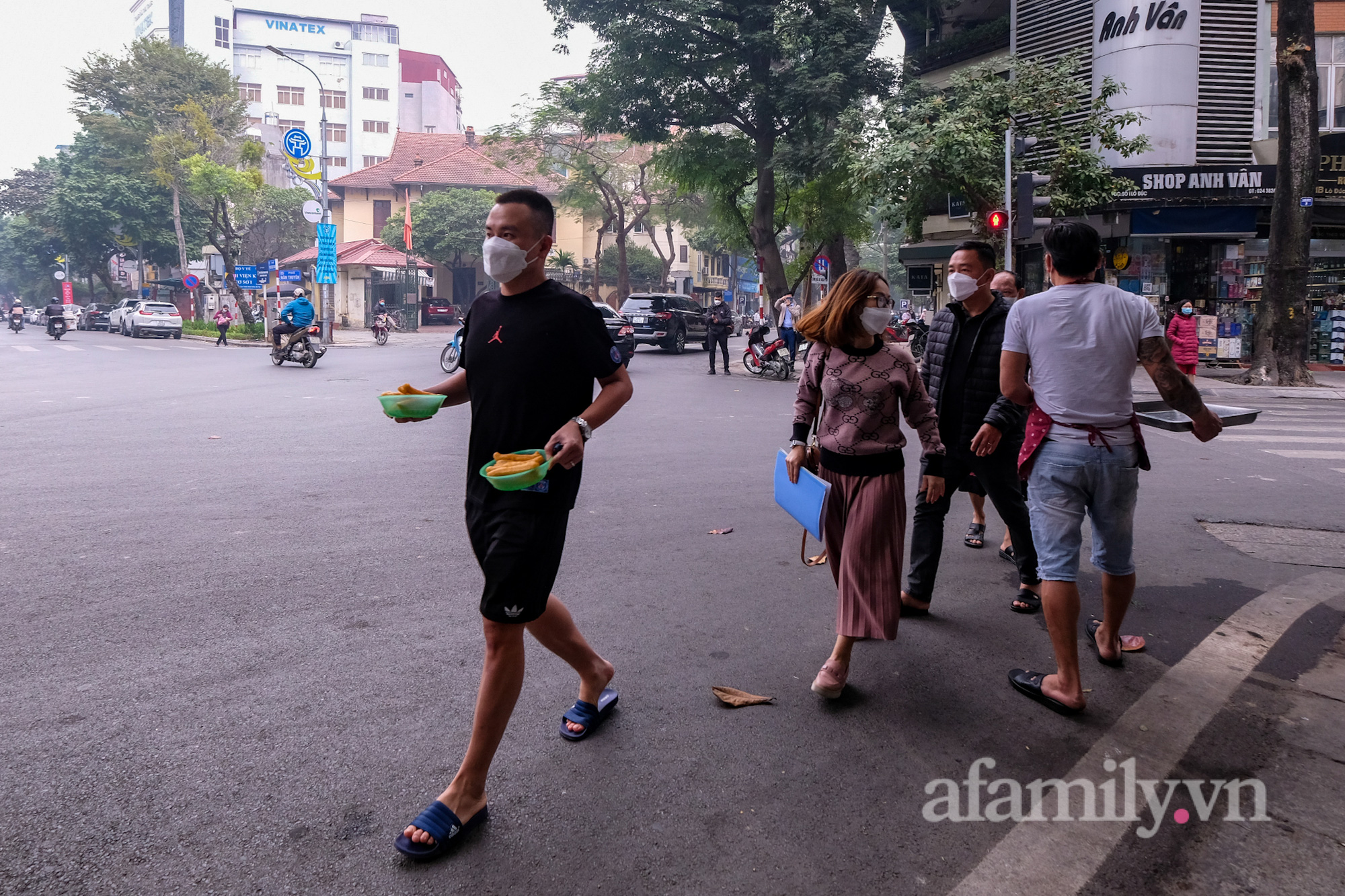 Quán phở nổi tiếng Hà Nội bê phở từ “vùng cam” sang “vùng vàng” bán cho khách - Ảnh 7.