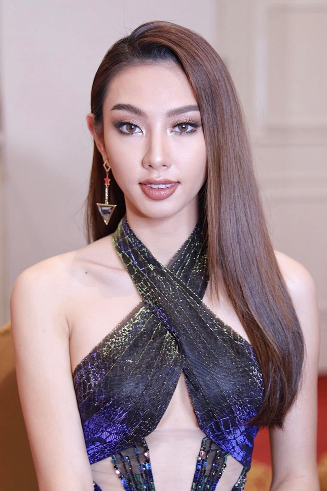 Thùy Tiên diện váy có tà dài 4m, &quot;càn quét&quot; thảm đỏ chung kết Miss Grand Chiang Rai 2022 - Ảnh 4.